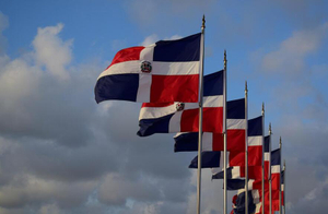 多米尼加国旗.jpg